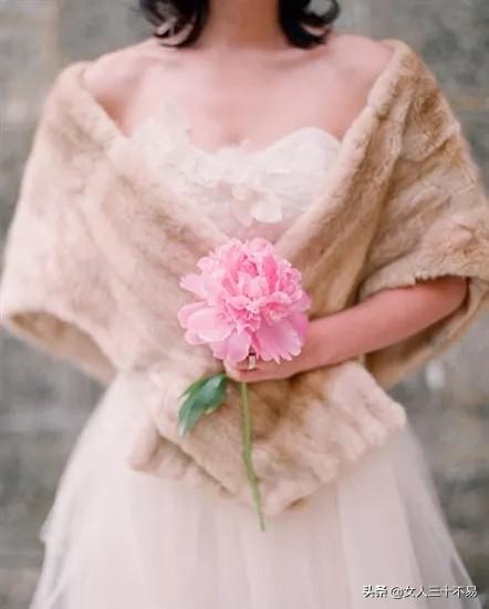 冬季婚纱礼服（冬季婚纱礼服图片）