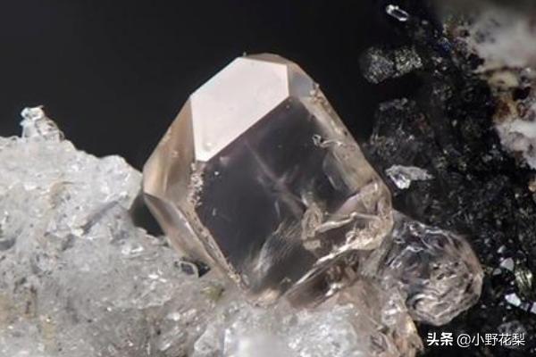 锆石和钻石的区别(氧化锆石和钻石的区别)