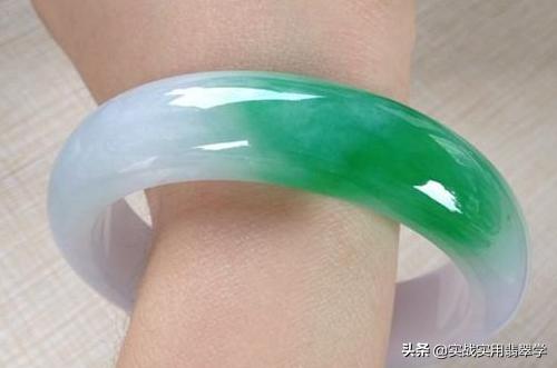 怎么鉴别翡翠（怎么鉴别翡翠的真假最简单方法）