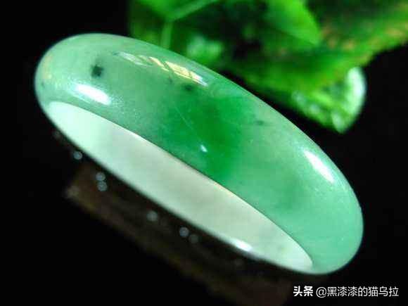 带玉镯的好处（带玉镯的好处和坏处有哪些）