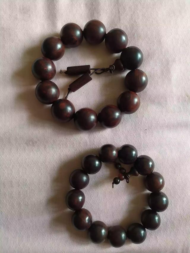 小叶紫檀佛珠（小叶紫檀佛珠怎么盘玩和保养）