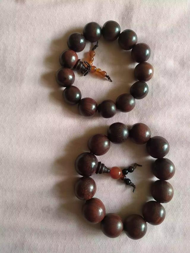 小叶紫檀佛珠（小叶紫檀佛珠怎么盘玩和保养）