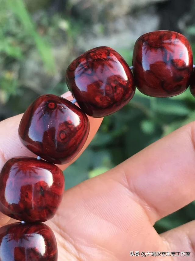 小叶紫檀佛珠（小叶紫檀佛珠怎么盘玩和保养）