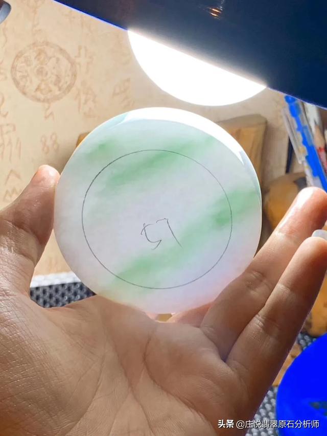 翡翠手镯图片（贵妃翡翠手镯图片）