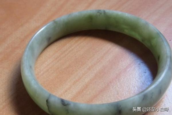 玉手镯怎么选择好坏（玉手镯怎么看好坏质地）