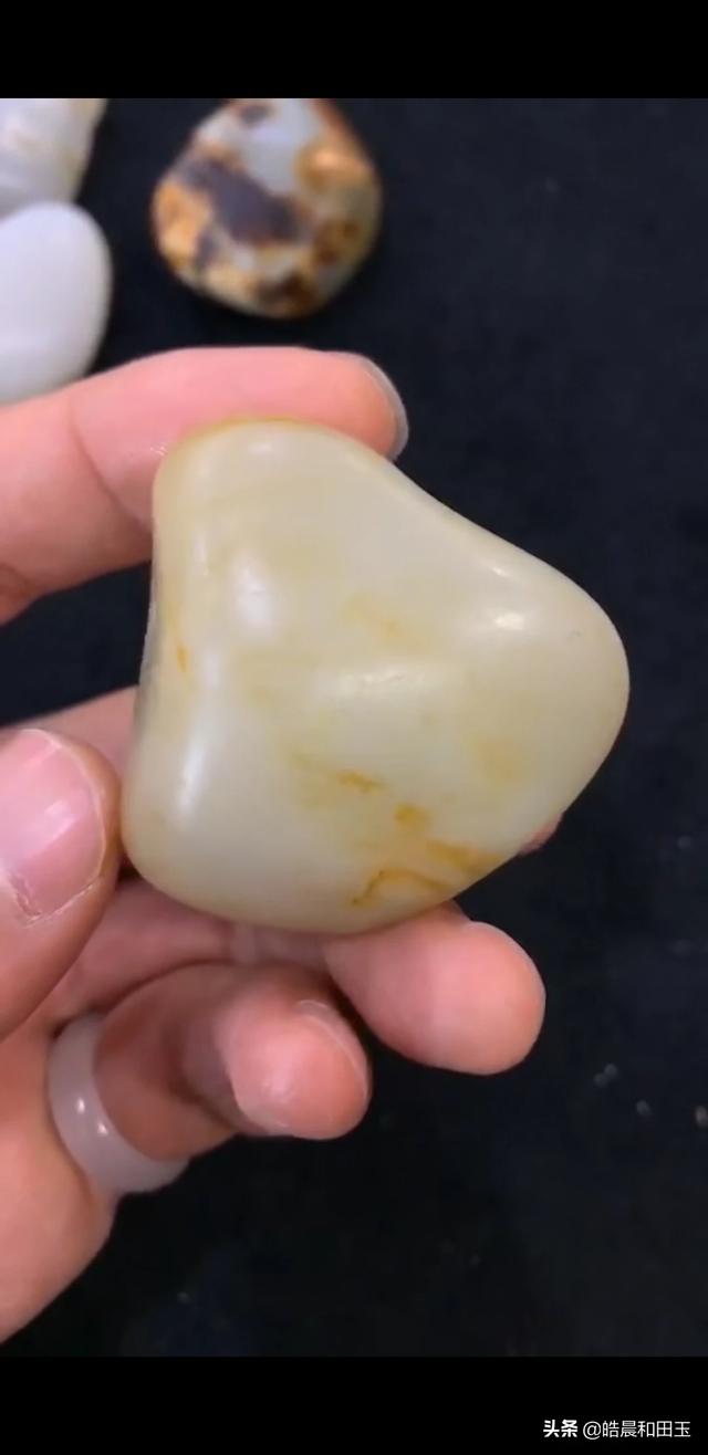 和田玉的籽料（和田玉的籽料和山料的区别）